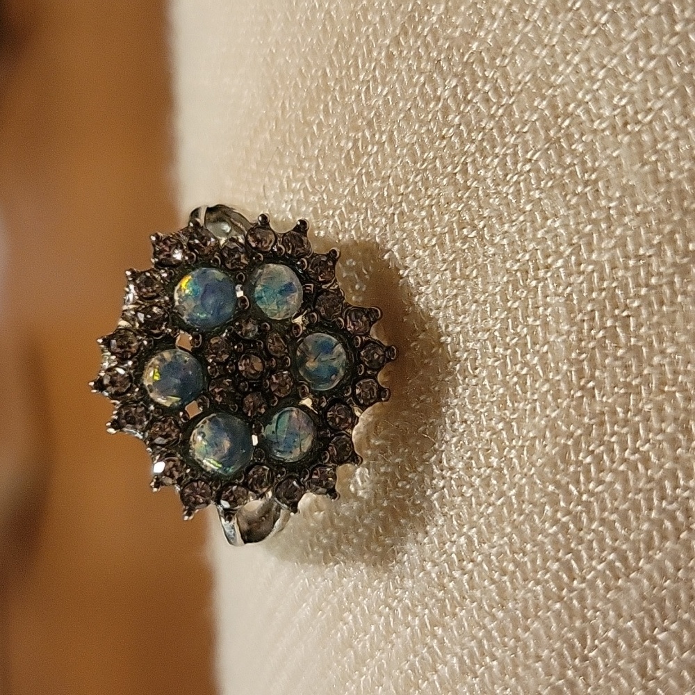 Silver opalescent gemstone ring